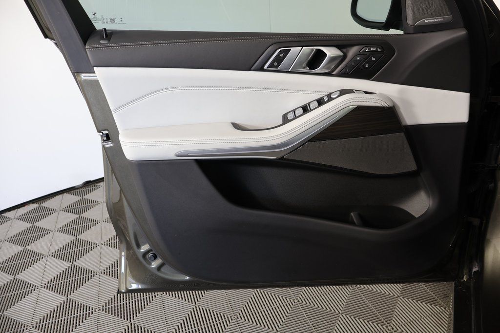 Thumbnail: 2025 BMW X7 - 12