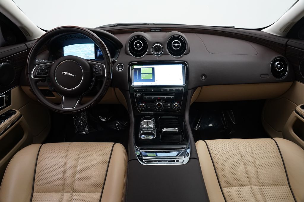 Thumbnail: 2018 Jaguar XJ - 8