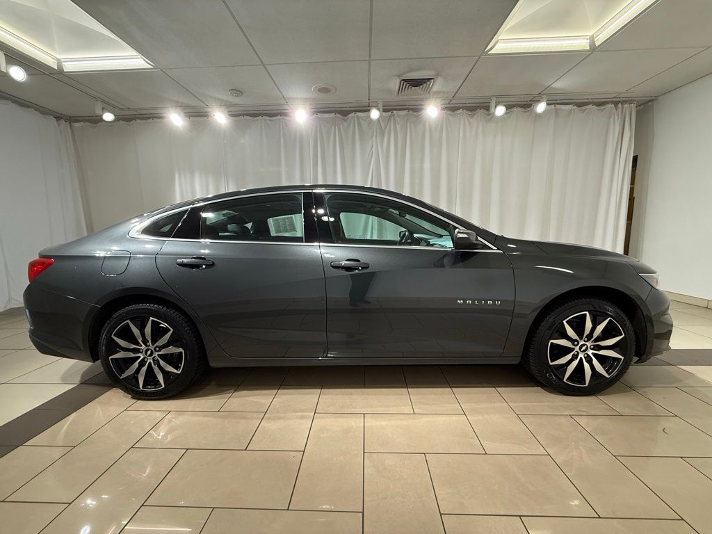 Thumbnail: 2017 Chevrolet Malibu - 8