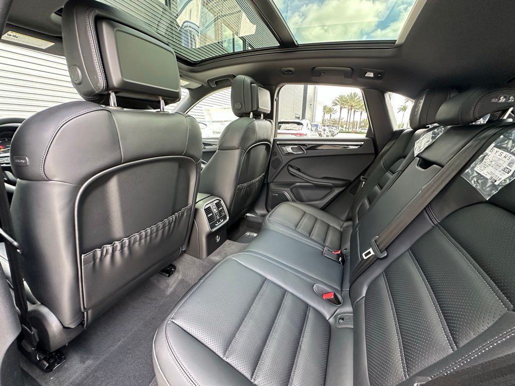 2025 Porsche Macan  26