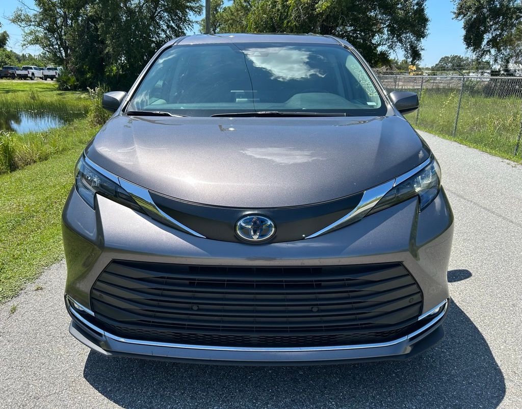 Thumbnail: 2024 Toyota Sienna - 8