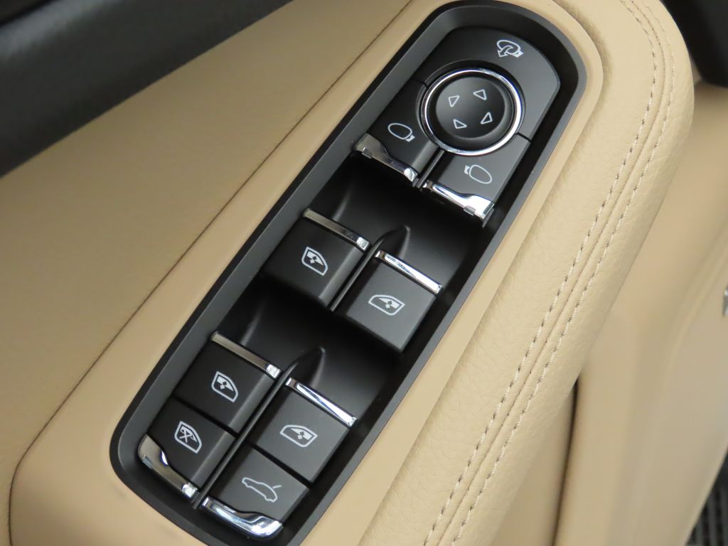 Thumbnail: 2025 Porsche Macan - 26