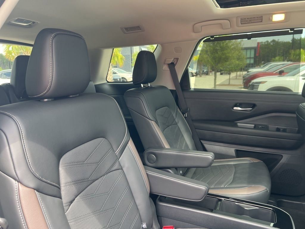 2025 Everest White Pearl Tricoat/Super Black Nissan Pathfinder Platinum FWD SUV
