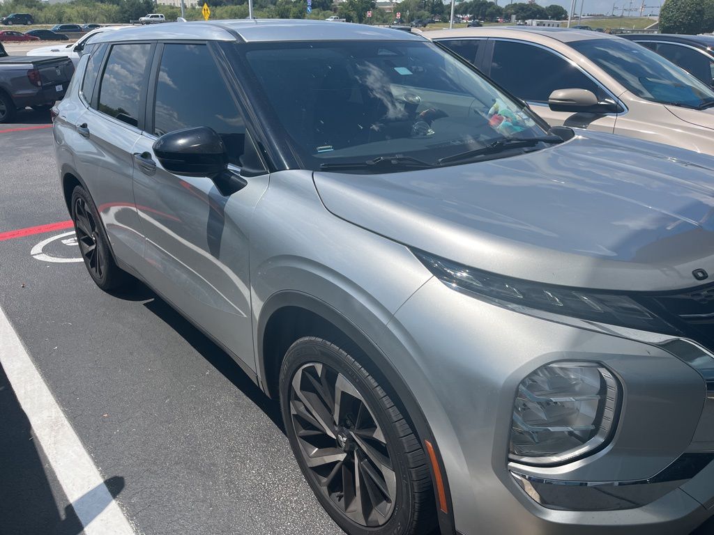 Thumbnail: 2022 Mitsubishi Outlander - 3