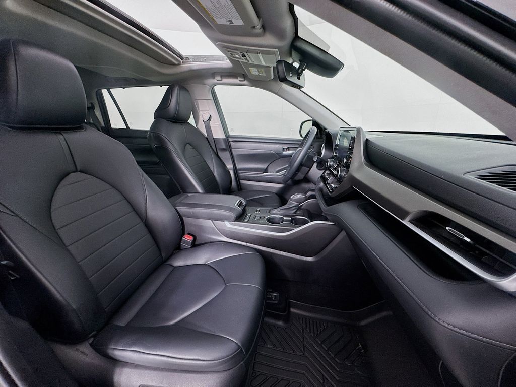 Used Car 2021 Toyota Highlander  Xle For Sale Under $30,000 In Austin, Texas