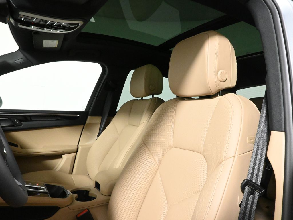 Thumbnail: 2025 Porsche Macan - 16