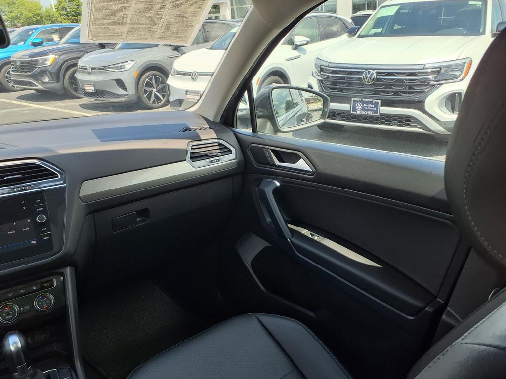 Used 2019 Platinum Gray Metallic Volkswagen 2.0T SE image 27