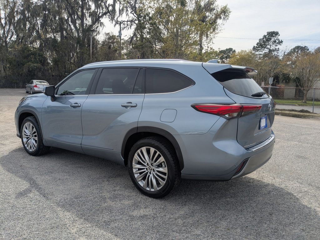 2023 Toyota Highlander Hybrid Platinum