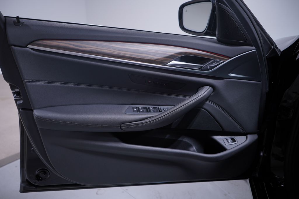 Thumbnail: 2022 BMW 5 Series - 16