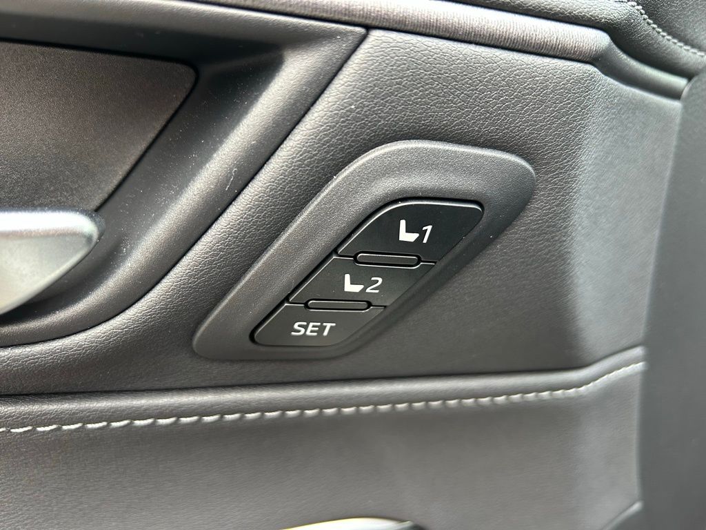2024 Toyota Venza XLE 18