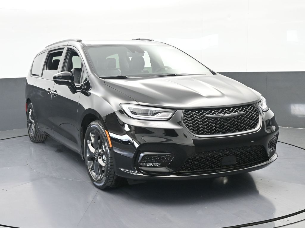 New 2026 Diamond Black Crystal Pearlcoat Chrysler Select image 9