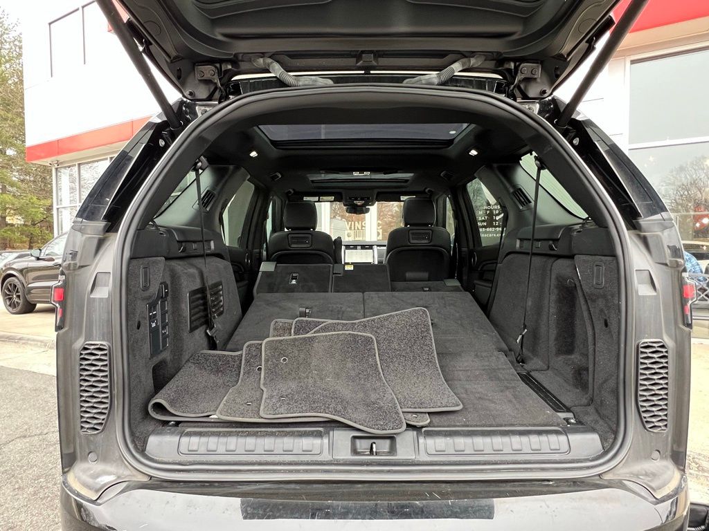 2023 Land Rover Discovery S R-Dynamic photo