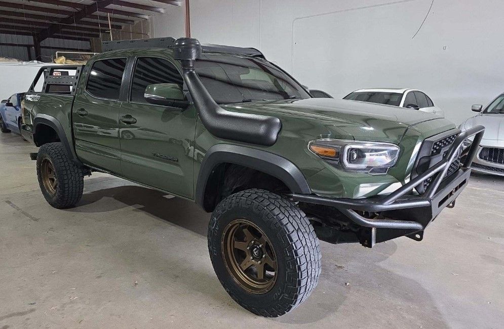 View vehicle photo 4