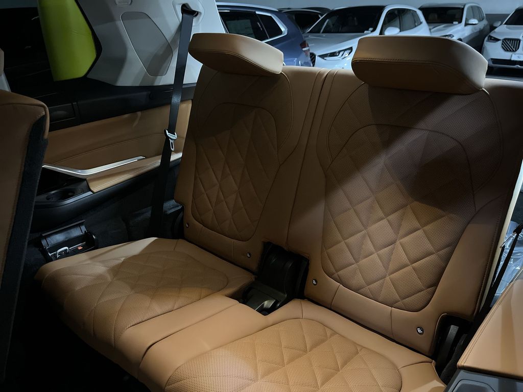 Thumbnail: 2026 BMW X7 - 24