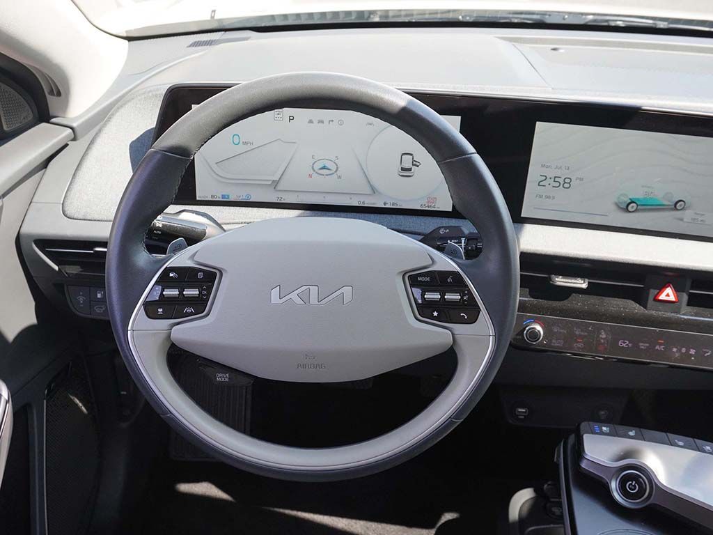 Used 2024 White Kia Wind image 40