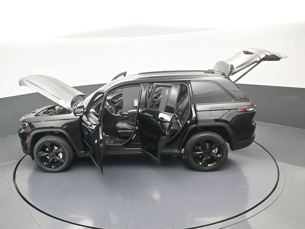Used 2023 Diamond Black Crystal Pearlcoat Jeep Limited image 68