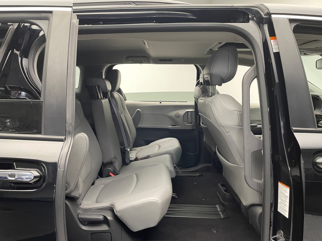 2023 Toyota Sienna XLE 22