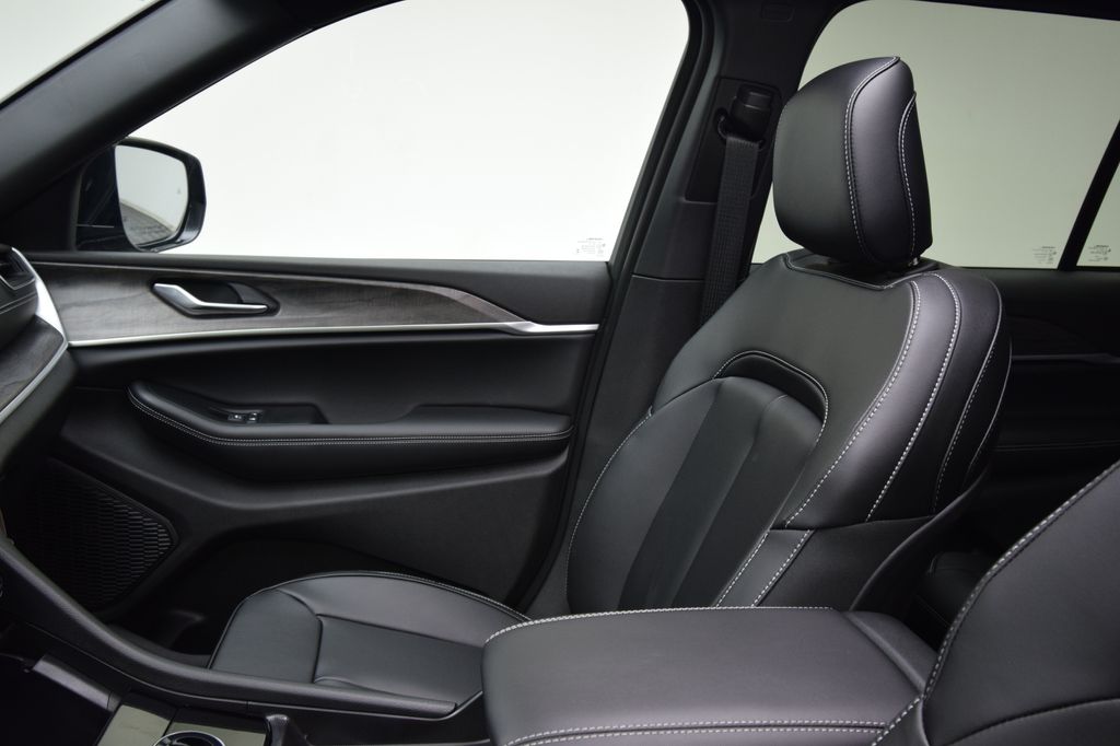 new 2025 Jeep Grand Cherokee car, priced at $44,555