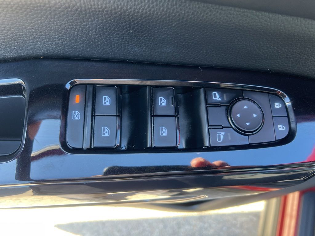 2022 Nissan Pathfinder SV photo