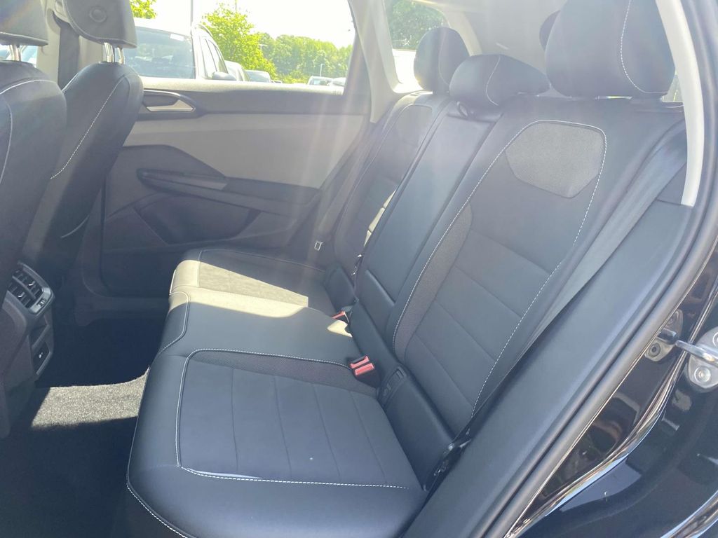2022 Volkswagen Taos SE 19