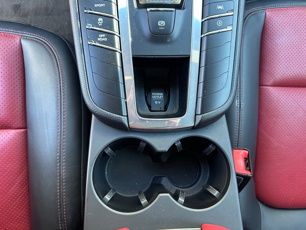 Thumbnail: 2020 Porsche Macan - 24