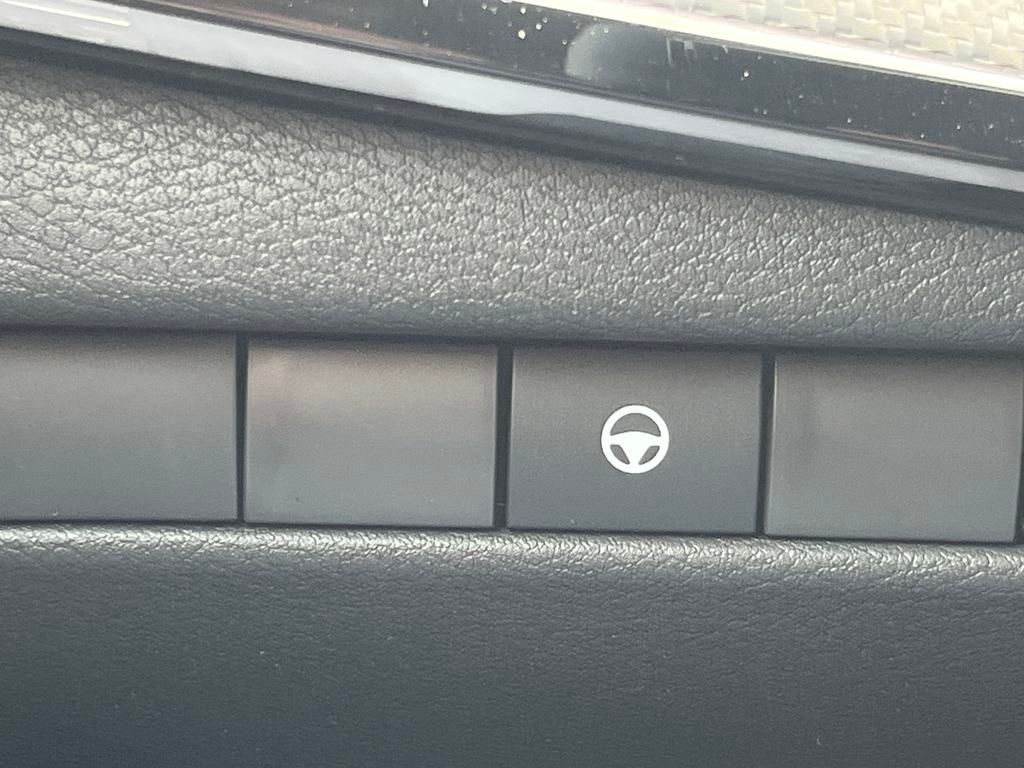 2025 Nissan Kicks SR photo