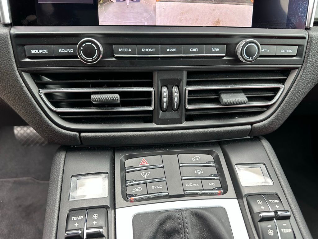 Thumbnail: 2021 Porsche Macan - 26