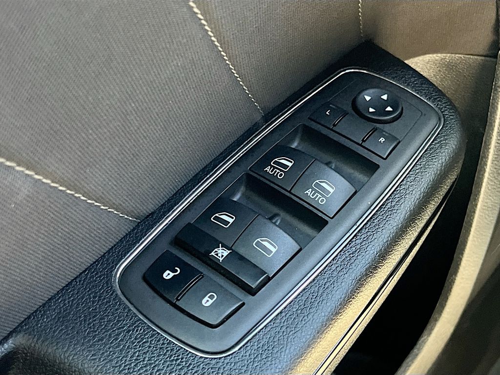 Used 2023 Silver Dodge SXT image 17