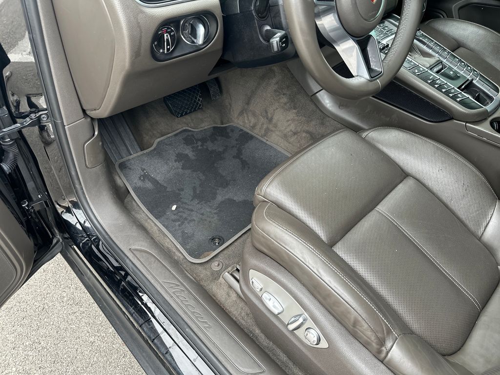 Used 2018  Porsche Base image 20