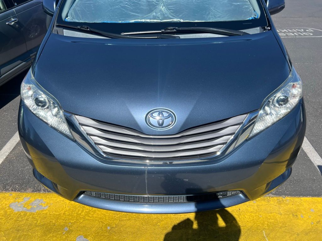 2016 Toyota Sienna XLE 2