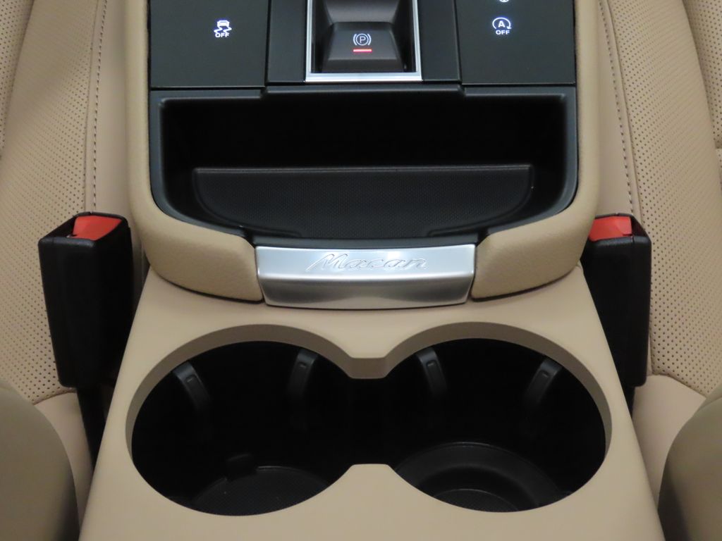 Thumbnail: 2026 Porsche Macan - 29