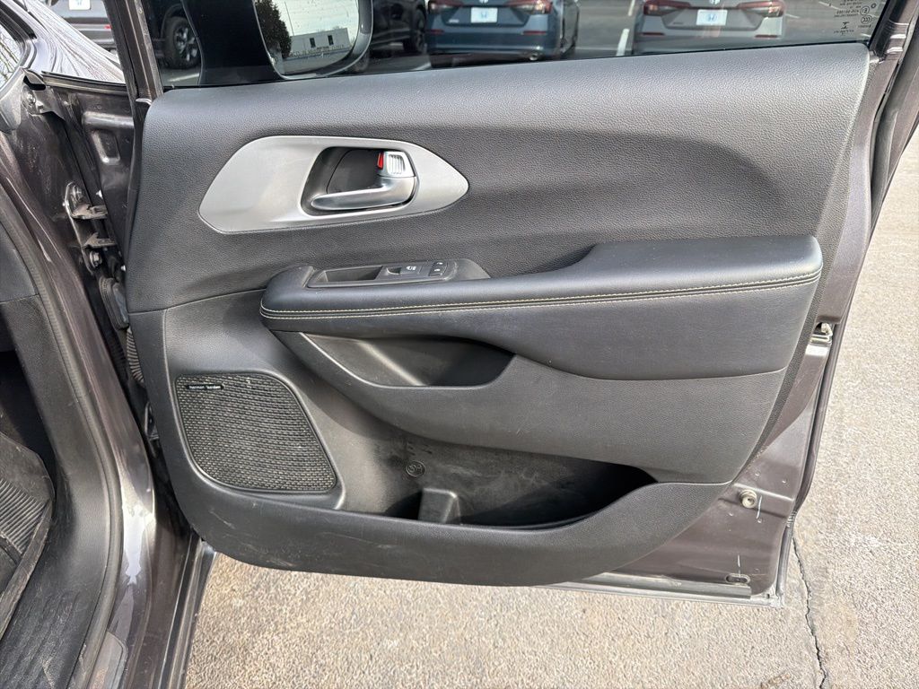 Thumbnail: 2018 Chrysler Pacifica - 28