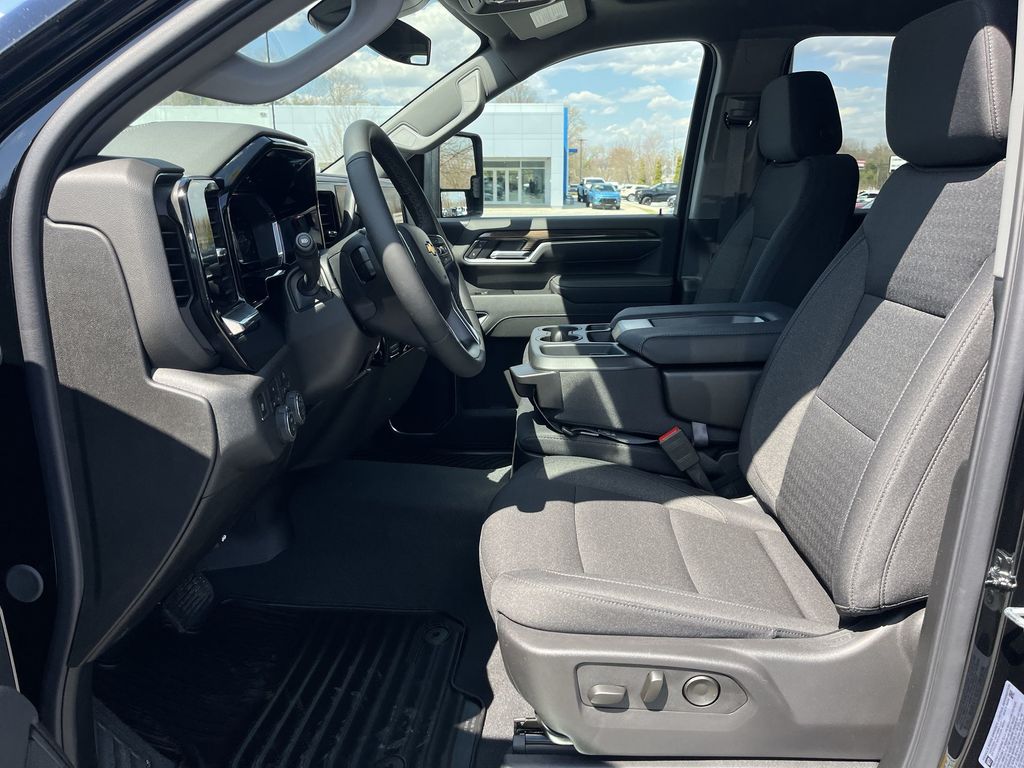 2025 Chevrolet Silverado 2500HD LT photo