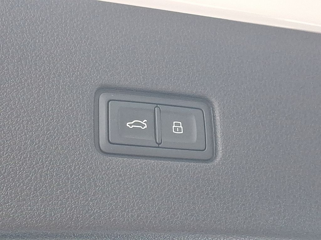 Thumbnail: 2025 Audi Q8 - 28