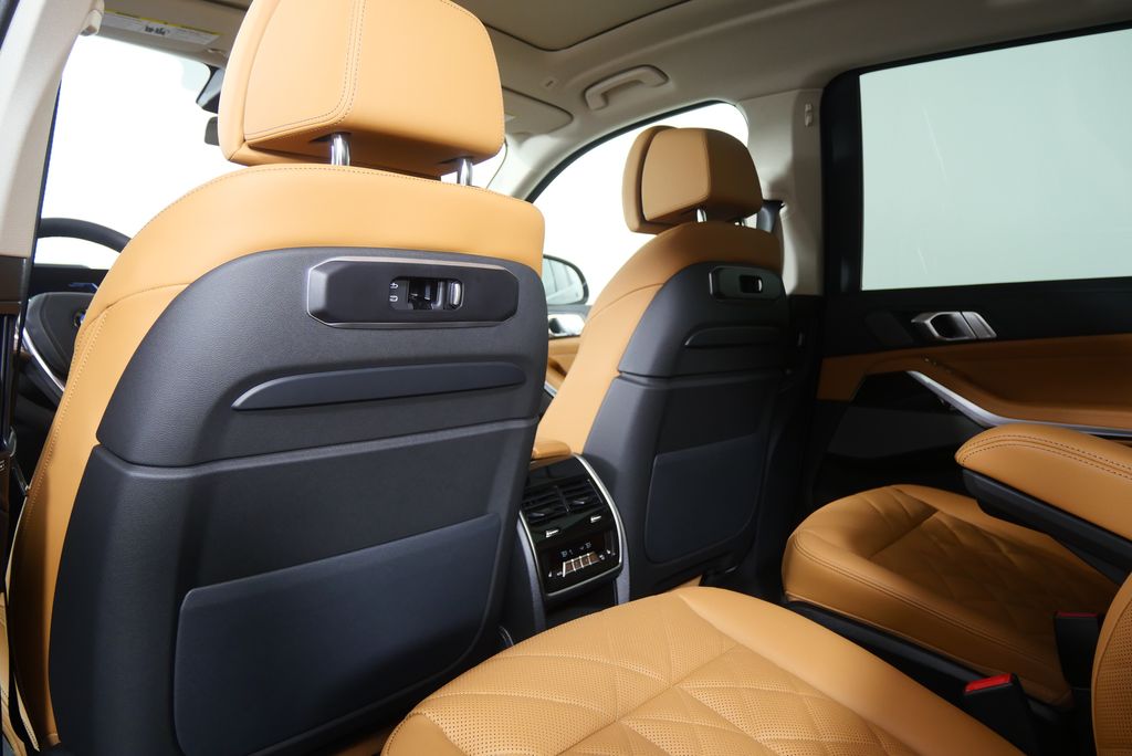 Thumbnail: 2026 BMW X7 - 18