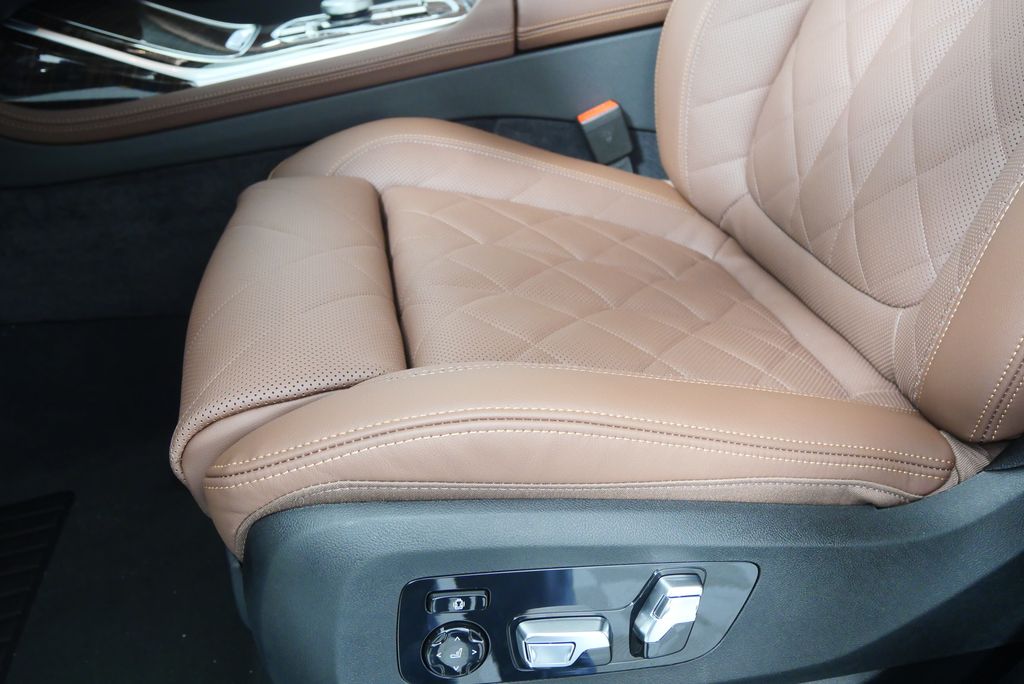 Thumbnail: 2026 BMW X7 - 9
