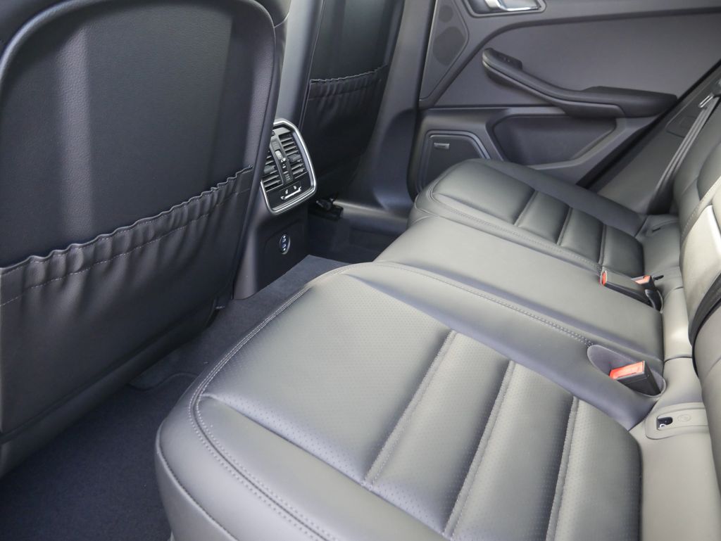 Thumbnail: 2026 Porsche Macan - 23