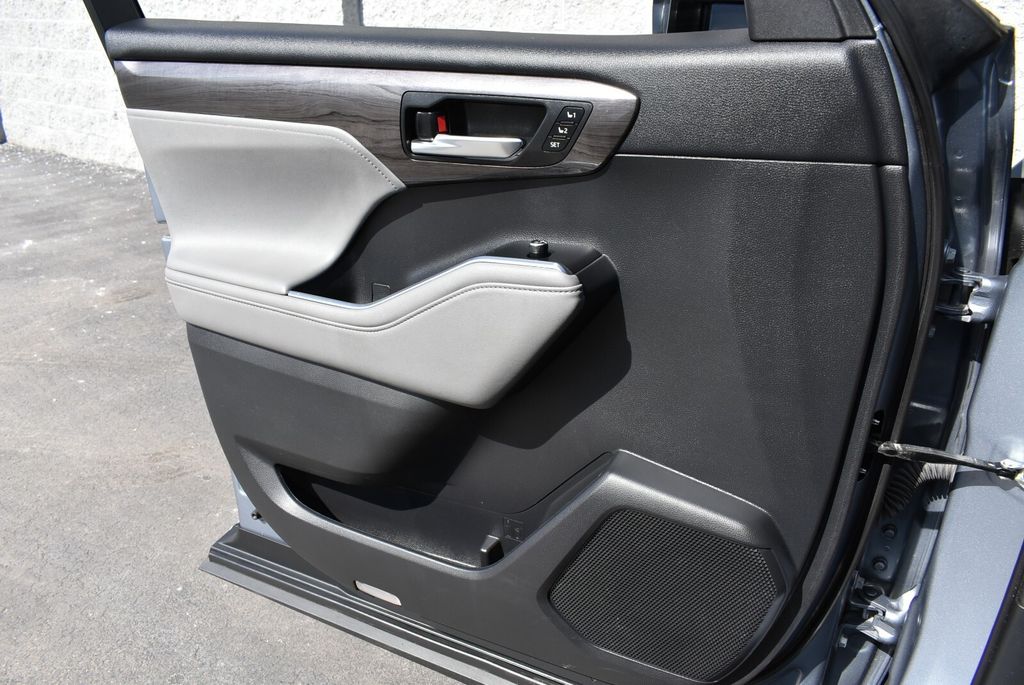2022 Moon Dust Toyota Highlander Limited AWD SUV
