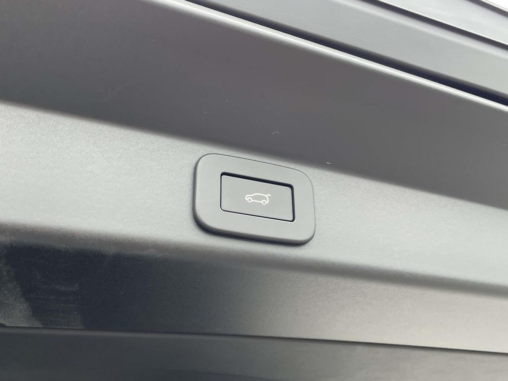 New 2026 White Land Rover Dynamic SE image 18