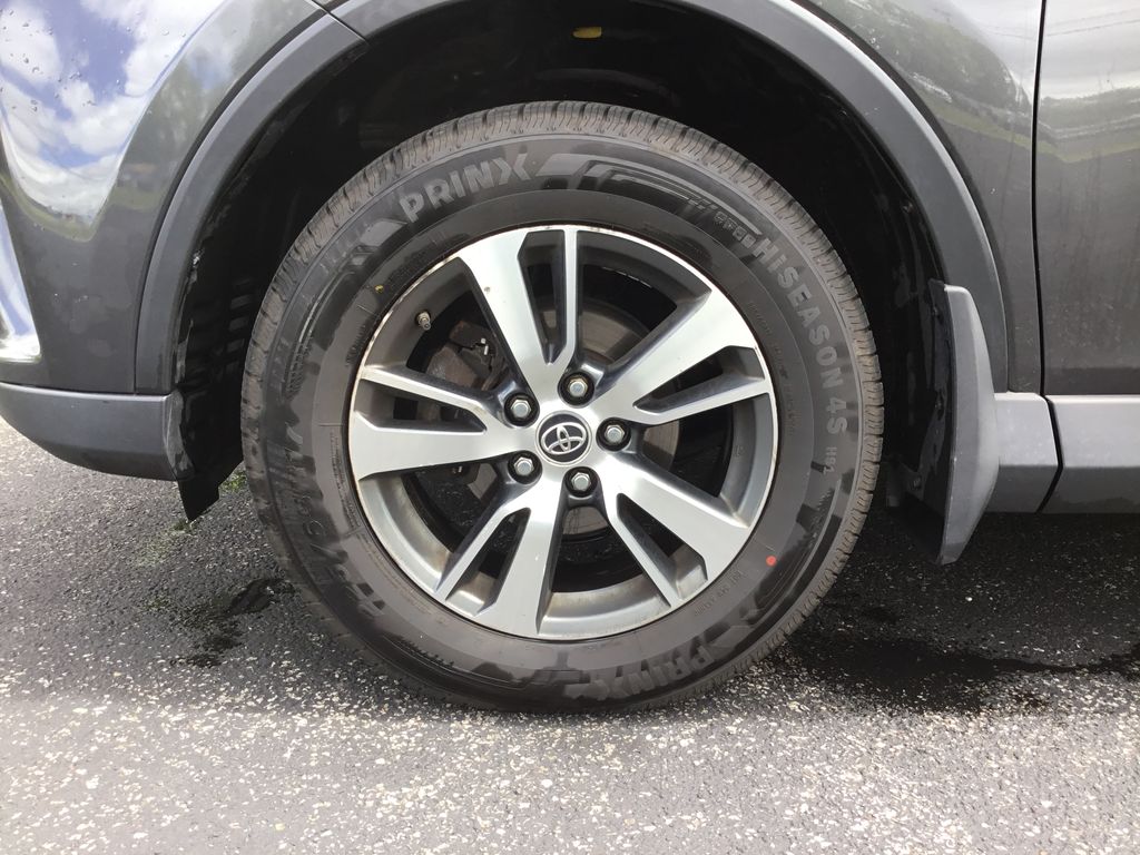 2018 Toyota RAV4 XLE 9