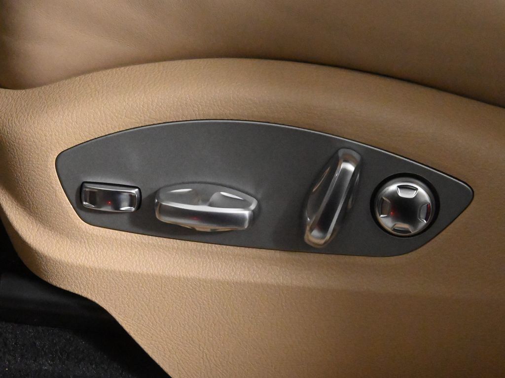 Thumbnail: 2026 Porsche Macan - 31