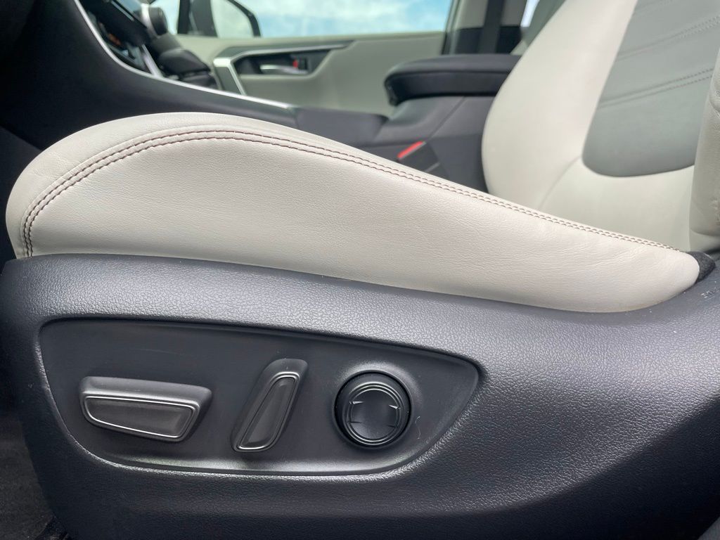 Thumbnail: 2020 Toyota RAV4 - 26