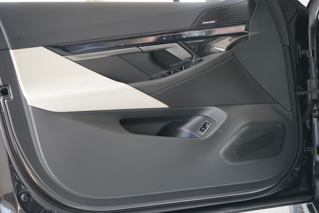 Thumbnail: 2026 BMW i5 - 10