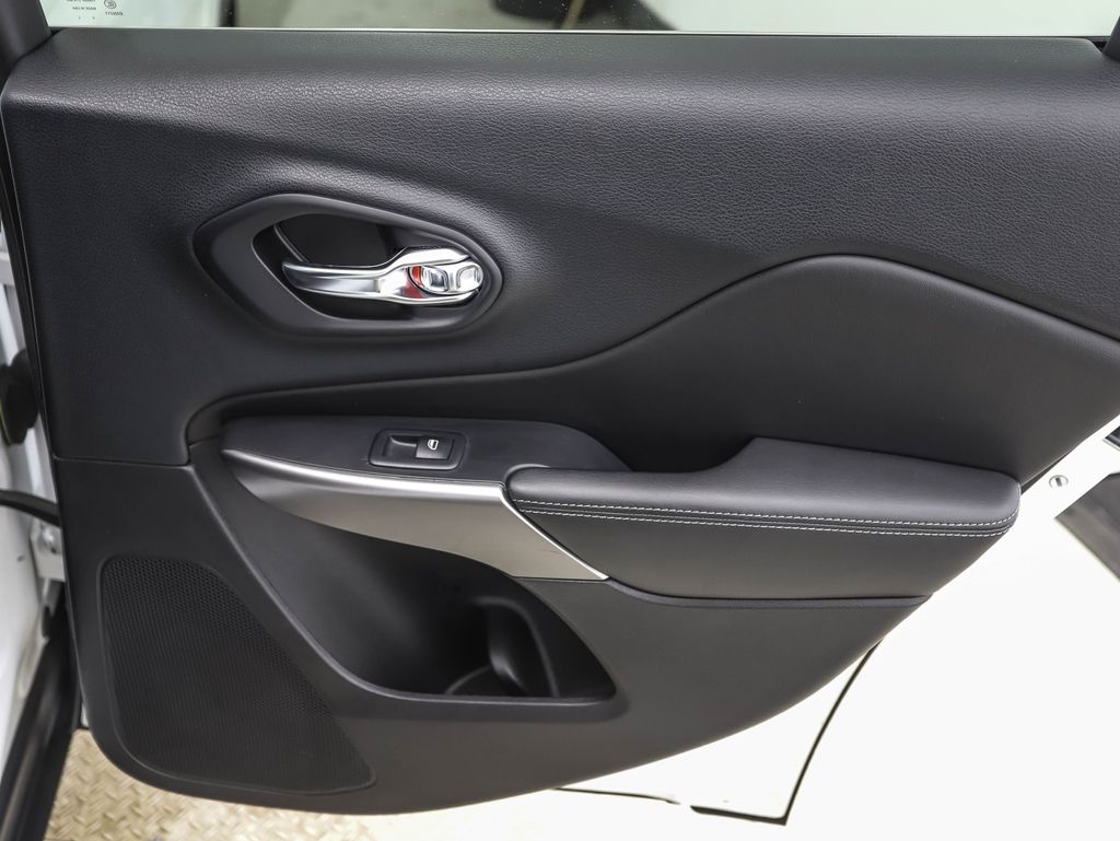 Thumbnail: 2019 Jeep Cherokee - 26