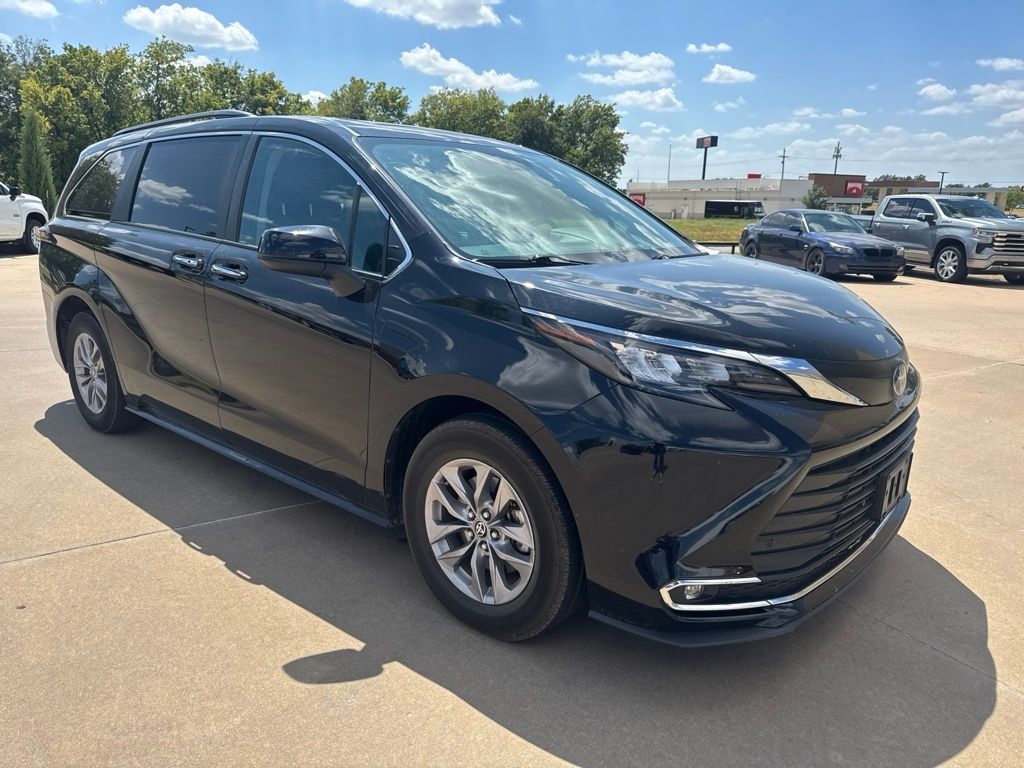 Midnight Black Metallic 2024 Toyota Sienna Minivan Front-Wheel Drive Continuously Variable Transmission