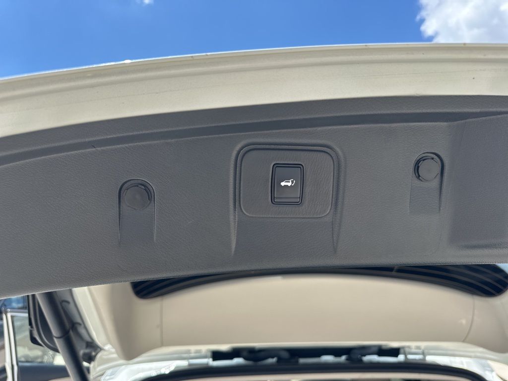 2023 Pearl White Tricoat Nissan Murano SL FWD SUV