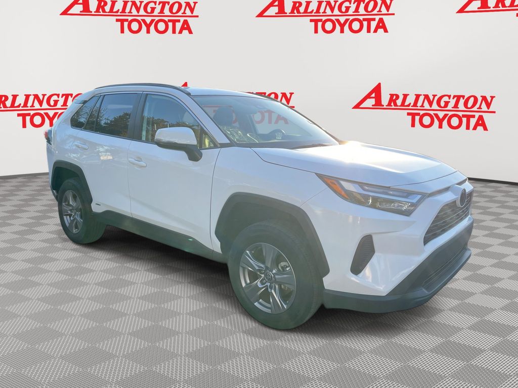 2025 Toyota RAV4 XLE's photo