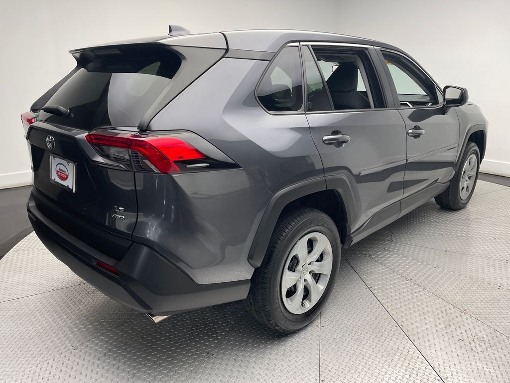 2022 Toyota RAV4 LE 5