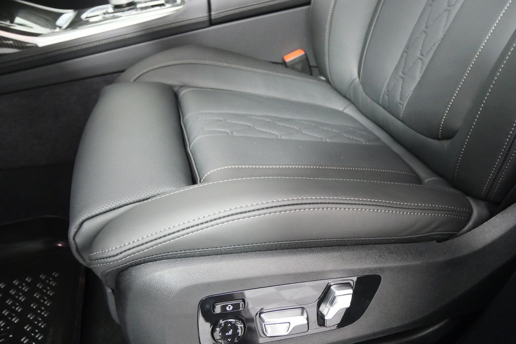 2026 BMW X7 M60i 10