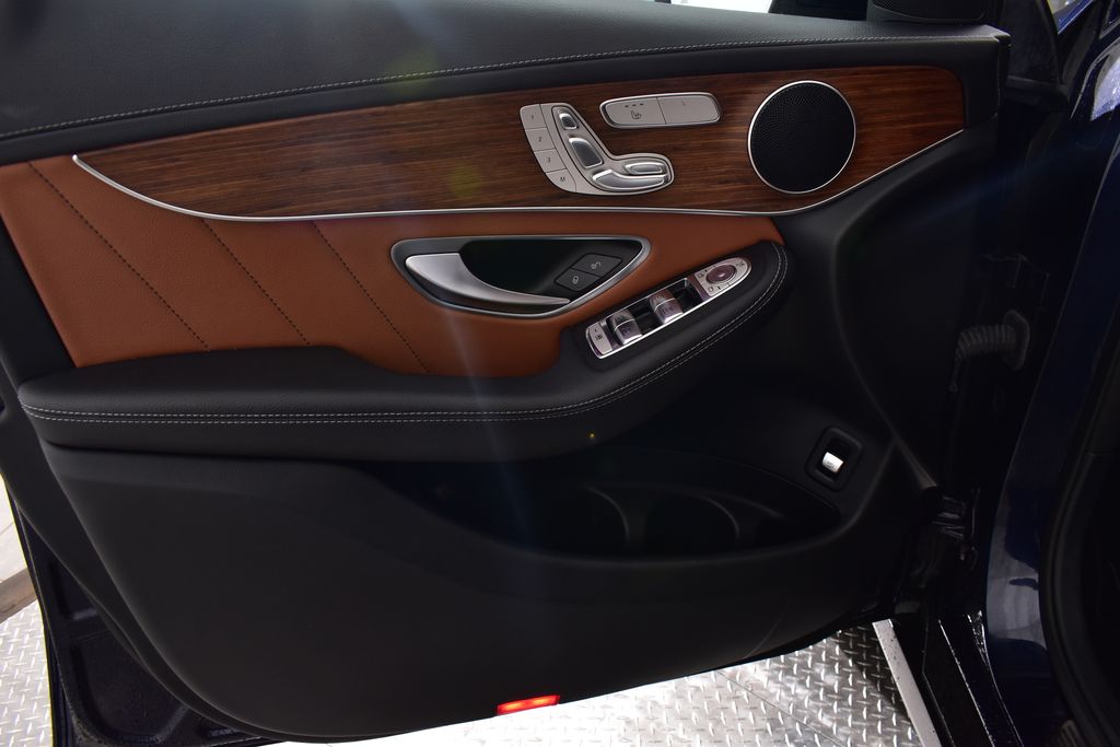 Thumbnail: 2022 Mercedes-Benz GLC - 11